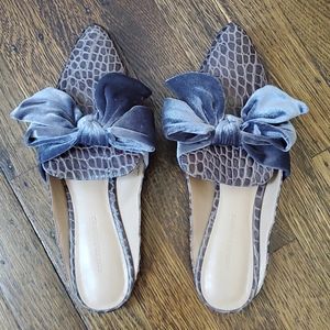 Banana Republic Snakeskin Bow Slide Size 7
